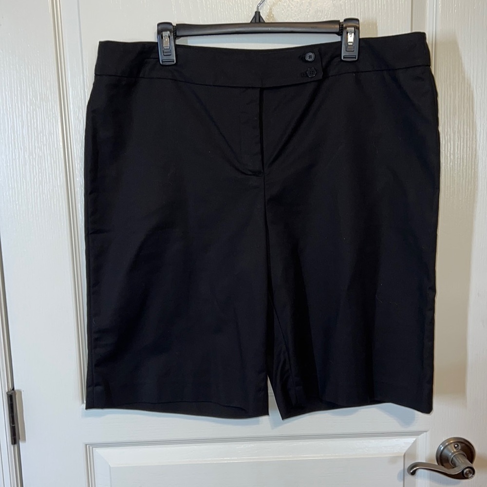 NWOT Ladies Black Dress Shorts Sz 18